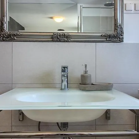 Mit Privatpool Fuer 8 Personen Ca 80 Qm In Liznjan, Istrien Suedkueste Von Istrien * Liznjan