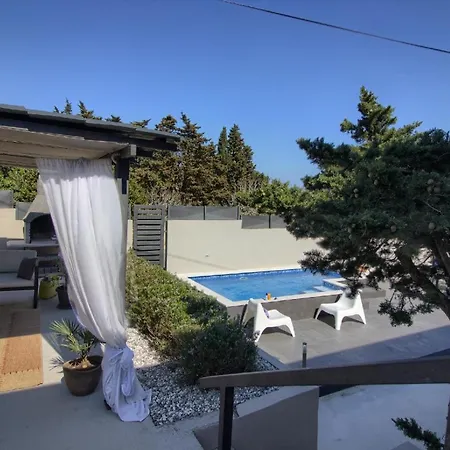 Mit Privatpool Fuer 8 Personen Ca 80 Qm In Liznjan, Istrien Suedkueste Von Istrien