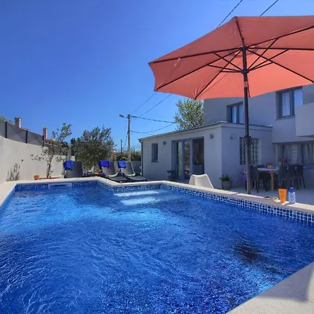 Mit Privatpool Fuer 8 Personen Ca 80 Qm In Liznjan, Istrien Suedkueste Von Istrien *