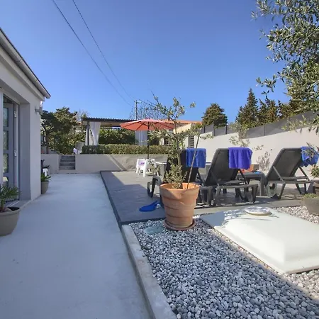 Mit Privatpool Fuer 8 Personen Ca 80 Qm In Liznjan, Istrien Suedkueste Von Istrien Holiday home *