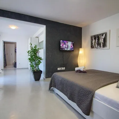 Mit Privatpool Fuer 8 Personen Ca 80 Qm In Liznjan, Istrien Suedkueste Von Istrien