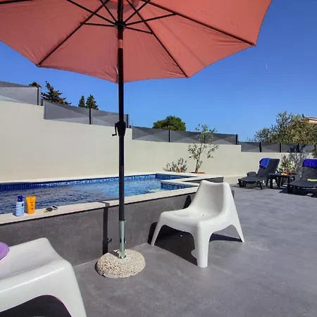 Mit Privatpool Fuer 8 Personen Ca 80 Qm In Liznjan, Istrien Suedkueste Von Istrien Holiday home