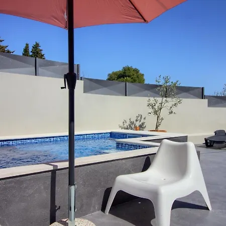 Mit Privatpool Fuer 8 Personen Ca 80 Qm In Liznjan, Istrien Suedkueste Von Istrien Holiday home *