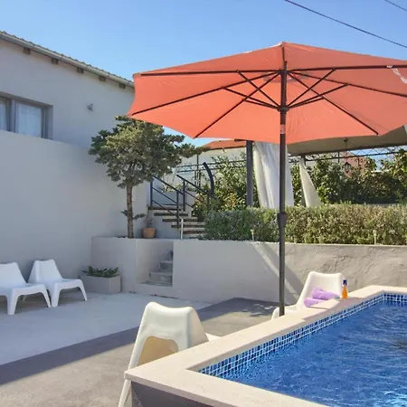 Mit Privatpool Fuer 8 Personen Ca 80 Qm In Liznjan, Istrien Suedkueste Von Istrien Vikendica *